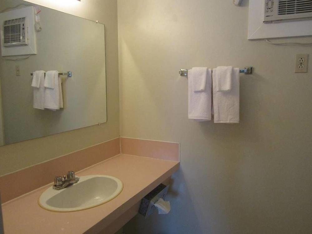 Westwood Motel 100 Mile House מראה חיצוני תמונה