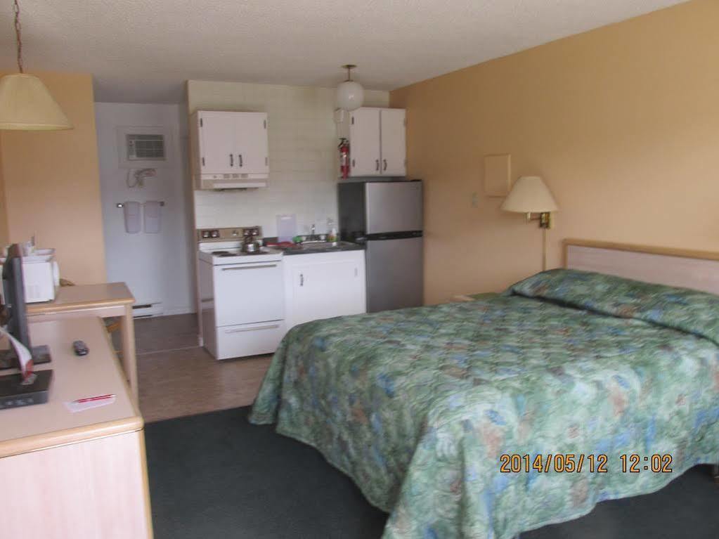 Westwood Motel 100 Mile House מראה חיצוני תמונה