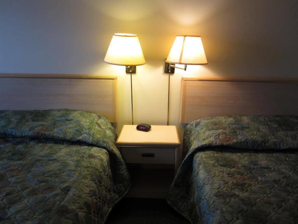 Westwood Motel 100 Mile House מראה חיצוני תמונה