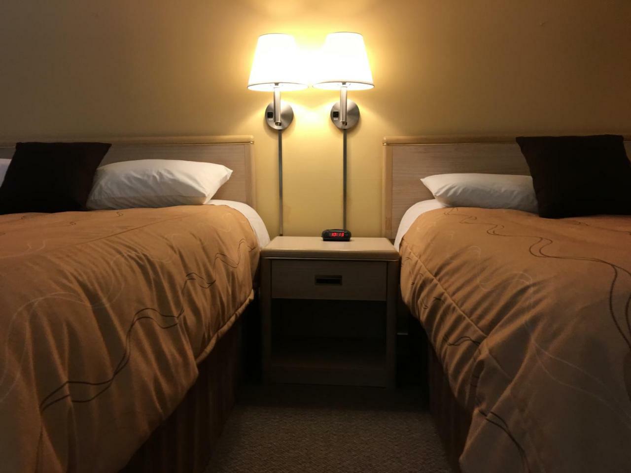 Westwood Motel 100 Mile House מראה חיצוני תמונה